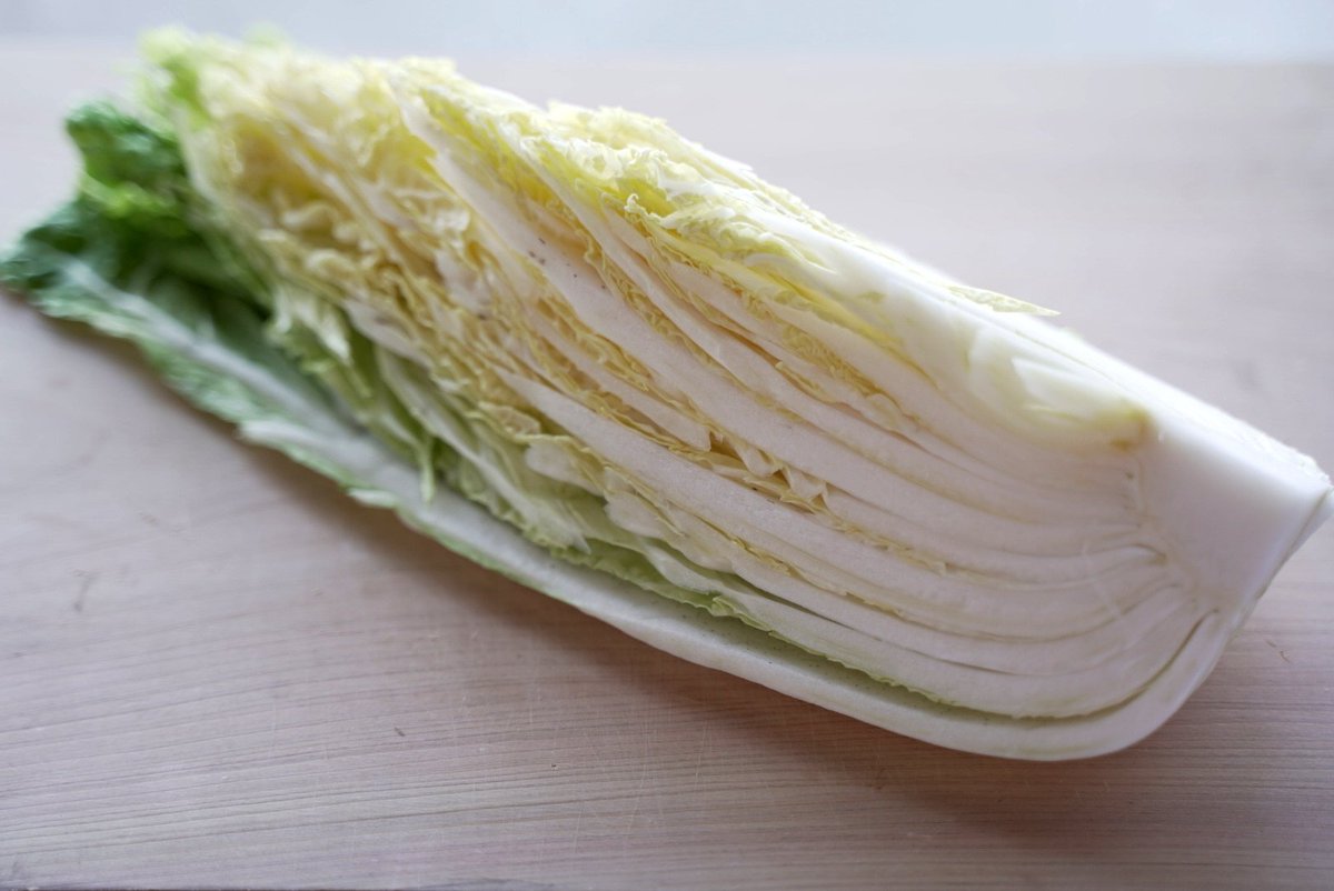 【農家から切実なお願い】

カットされた白菜は

内側から使ってください！
内側から使ってください！
内側から使ってください！

その方が鮮度が長持ちします！

内側から食べることで外葉に栄養や旨味がとどまるので、最後まで新鮮に美味しく食べられるのです。

ぜひ内側からお召し上がりください！ 
