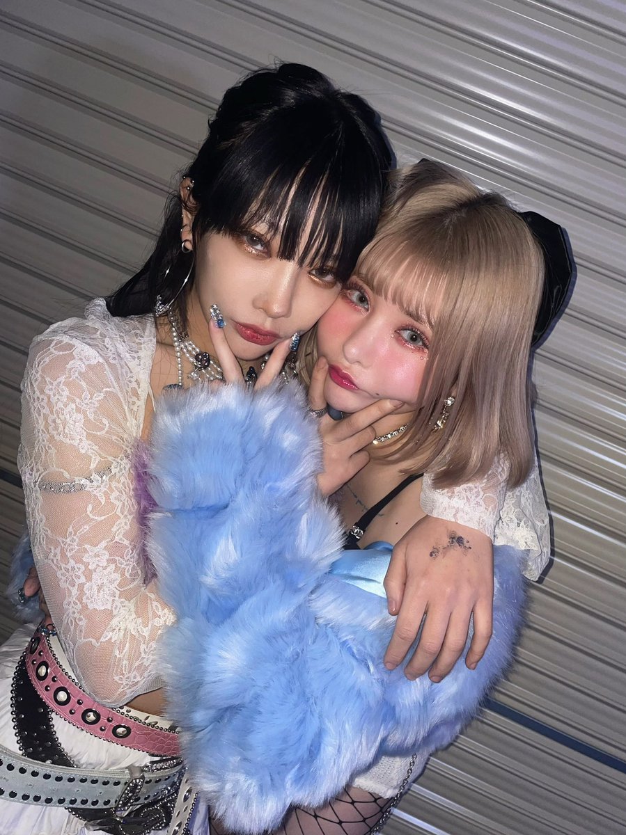 【お知らせ】
この度、かてぃと2人でアイドルを始めることになりました。またかてぃと一緒に歌えることがすごく嬉しいです💖
ユニット名は「悪魔のキッス」です。これからよろしくお願いします🦋😈 