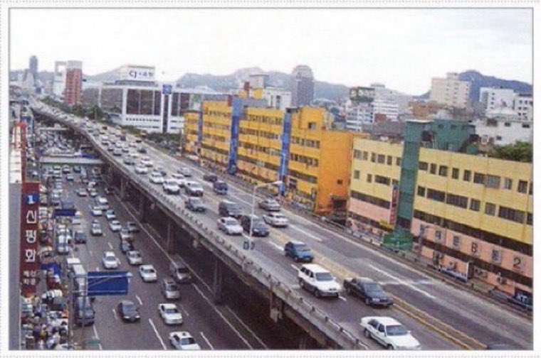 Never forget that when Seoul, Korea removed the Cheonggyecheon expressway in 2003 &amp; replaced it with a restored stream &amp; 1000 acre park in the city’s centre, not only did it transform the city’s public life &amp; economic success, but the traffic got better.

The traffic got BETTER. 