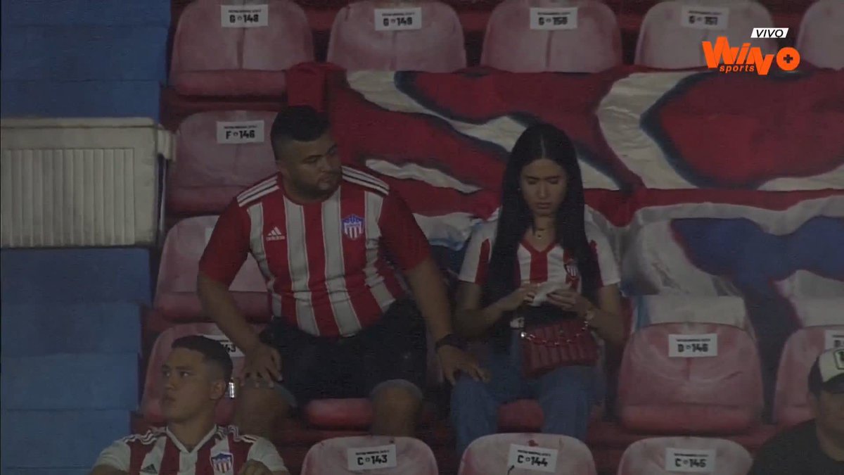 🦈🔥🦅 ¡Qué viva el amor! ¡Este lindo momento se acabó de vivir en el estadio Metropolitano!

#LALIGAxWIN 