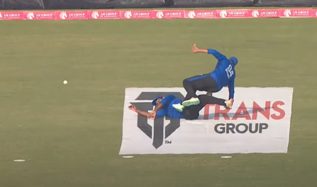Red Card for @SarfarazA_54 ? 😂😂😂 