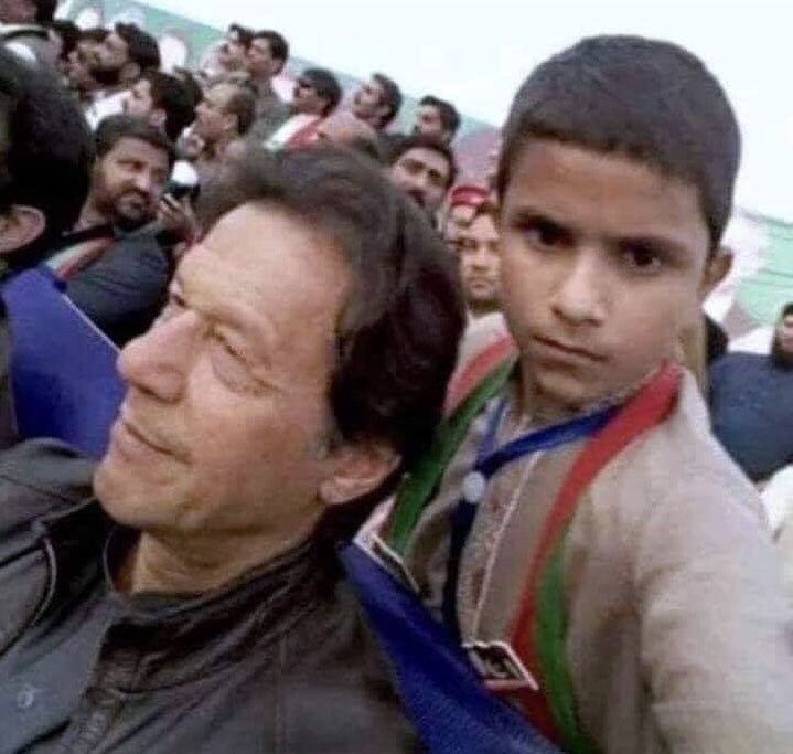 بچپن میں خان صاحب کے ساتھ لی گئی سیلفی زندگی کا سب سے خوبصورت دن تھا ❤️ 