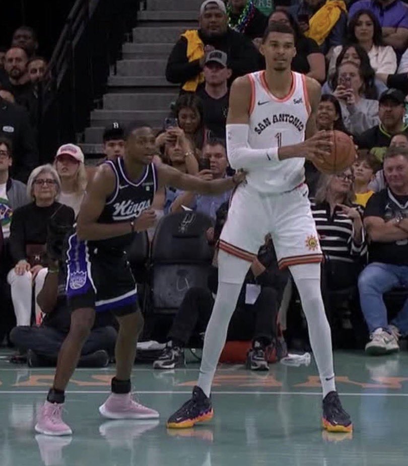 Fun fact:

De'Aaron Fox at 6'3" is taller than 98% of people on earth 