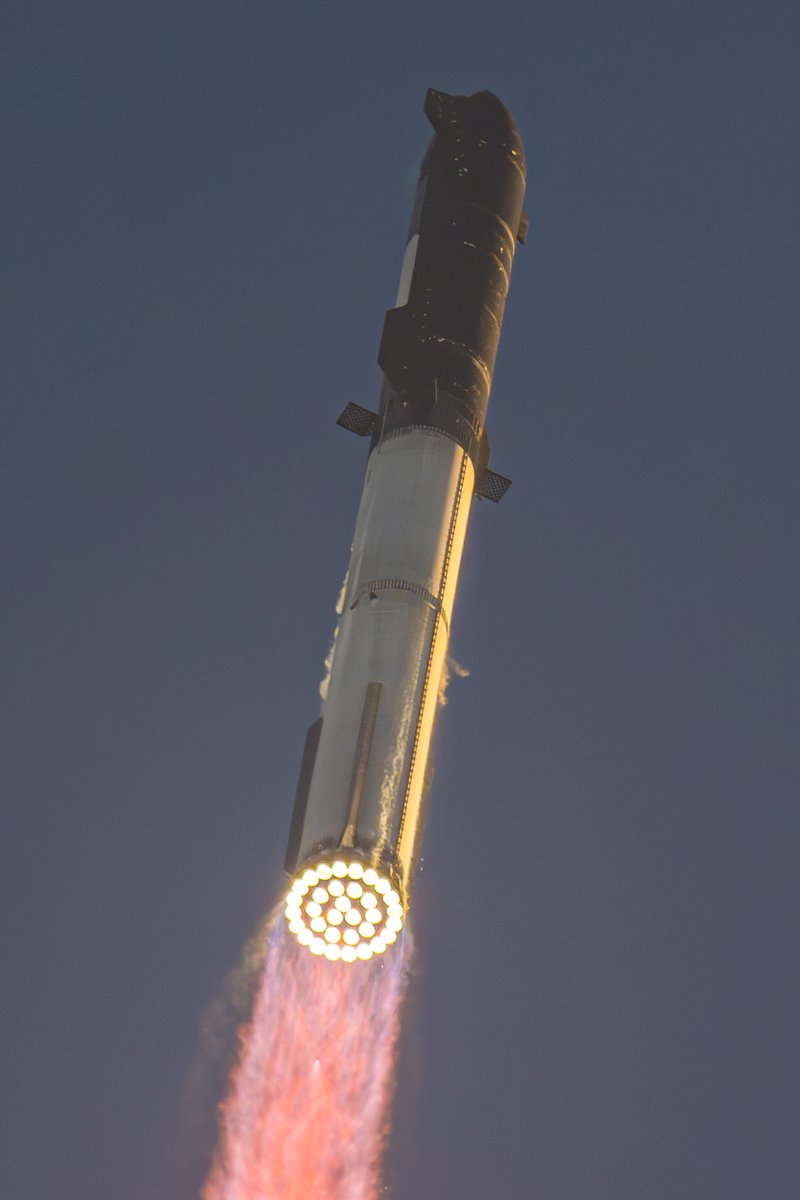 Another shot of today's Starship launch. I'm still at a loss for words. What an incredible launch, and to take place at such a beautiful time of day... wow, wow, wow. 