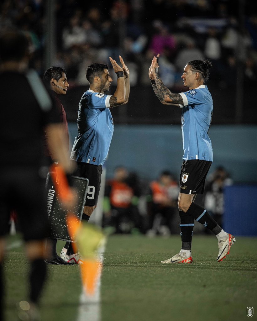⚽️ Luis Suárez post partido sobre Darwin Núñez:

“Tengo adelante a uno de los mejores 9 del mundo, hay que apoyarlo y disfrutarlo. Lo necesitamos así, yo hoy estoy en otro rol y feliz de poder estar acá ayudando al grupo”. 