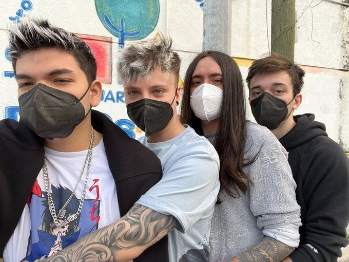 El tiempo cambia... pero los amigos se quedan, Komanche un abrazo hasta el cielo amigo mio, aún guardamos tu lugar en la foto. :'( 
.
.
.
.
.
.
.
.
.
.

No se crean sigue vivo jaja 