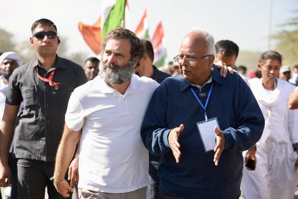 भारत जोड़ो यात्रा के सौ दिन होने पर दौसा में @RahulGandhi से मिलकर मैंने भी अपना समैक्य भाव ज़ाहिर किया। चलते हुए बातें हुई। यात्रा की विशेषता है कि वह सामाजिक-सांस्कृतिक तेवर लिए हुए है; हिंसा और सांप्रदायिकता से देश में आई टूटन के प्रति लोगों को जागरूक होने का आह्वान करती है। 
