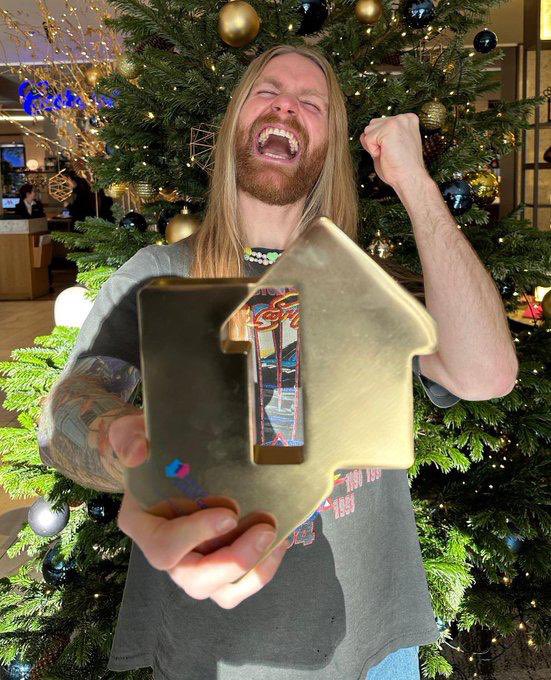 WE DID IT! COMPLETELY AND WHOLEHEARTEDLY TOGETHER! 🙏🤯 THERE’S NOTHING BUT SPACE, MAN! 👩‍🚀 #1 ALBUM 🚀 Thank you dream weavers ✨ 