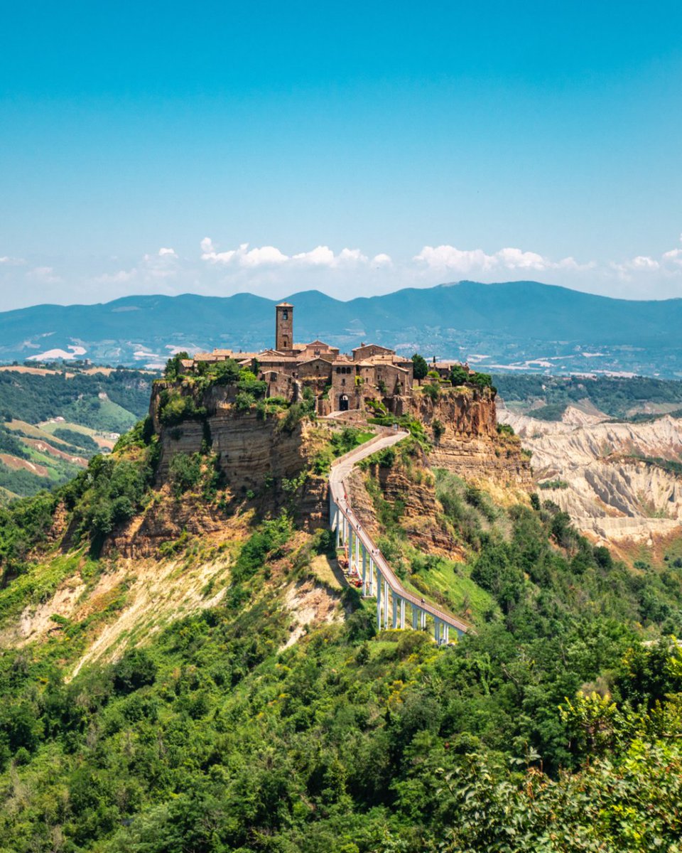 A medio camino entre Roma y Florencia y rodeada de lagos, se encuentra una de las poblaciones más bellas y al mismo tiempo más curiosas de las que conforman el centro de Italia. Hablamos de Civita di Bagnoregio, una bellísima población italiana abocada a desparecer 