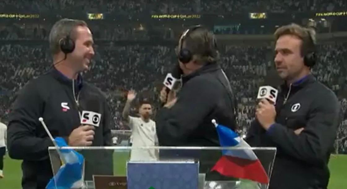 Chamei o Lionel na abertura da transmissão!! Ele virou, eu disse: Espetáculo!! E ele me mandou um gesto de mão!! Essa é a minha foto da Copa!! 