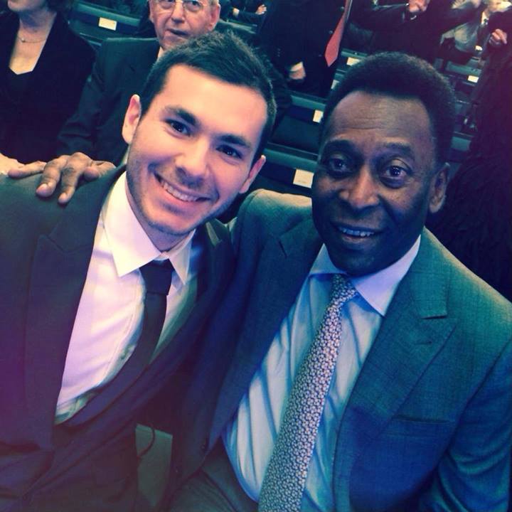 Repose en paix le roi Pelé. Merci pour tout ce que tu a fais dans la vie et pour le sport qu'on aime tant. J'ai eu la chance de le rencontrer c'était une très belle personne. 🙏 