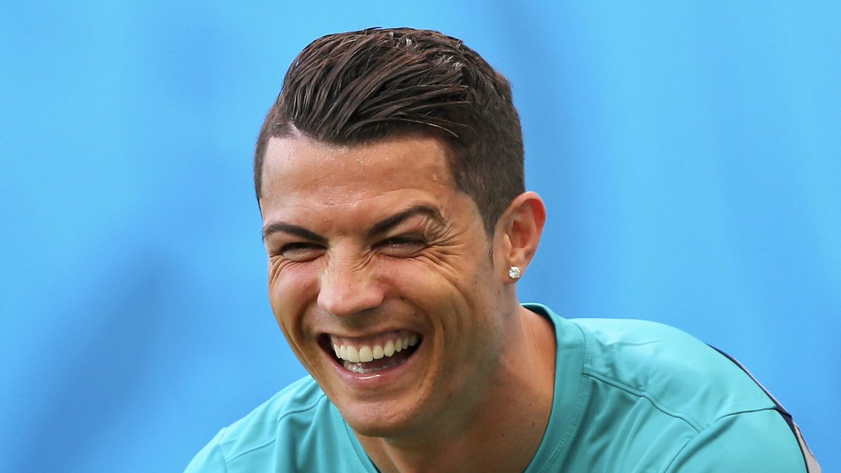 🗣Cristiano Ronaldo, en 2015: “Quiero terminar mi carrera en lo más alto y con dignidad, no jugando en Qatar o Dubái como han hecho otros futbolistas”. #CristianoRonaldo 