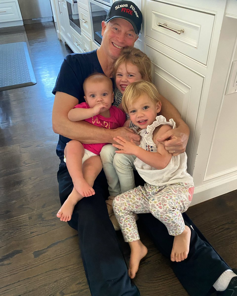 Wishing U all a safe &amp; Happy New Year. 

To all still considering supporting our nation’s heroes through @GarySiniseFound, we’re about to the last hours, visit https://t.co/7uS04AsALX

To all who already donated, thank U from the whole Sinise family. You make what we do possible. 