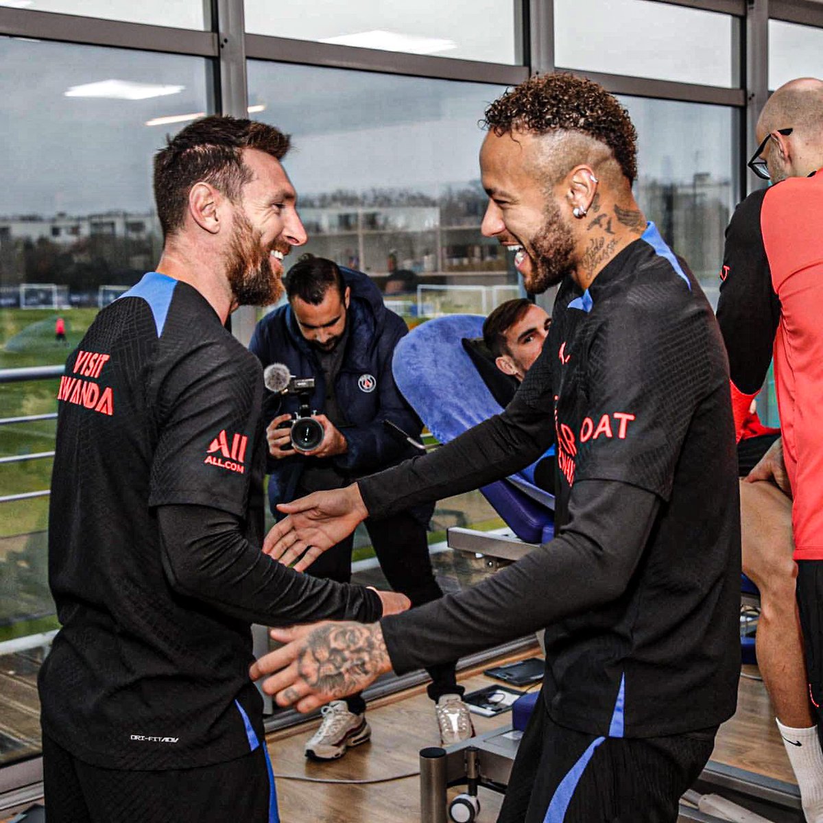 Mirá lo contento que se puso al verlo, Neymar.

El verdadero tipazo. 🫶🏼🇧🇷 