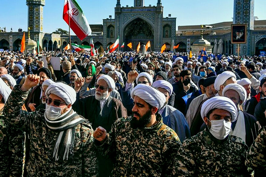 طلاب قم علیه کاریکاتورهای نشریه فرانسوی لباس رزم پوشیدند
https://t.co/KTaI5bCFyi 