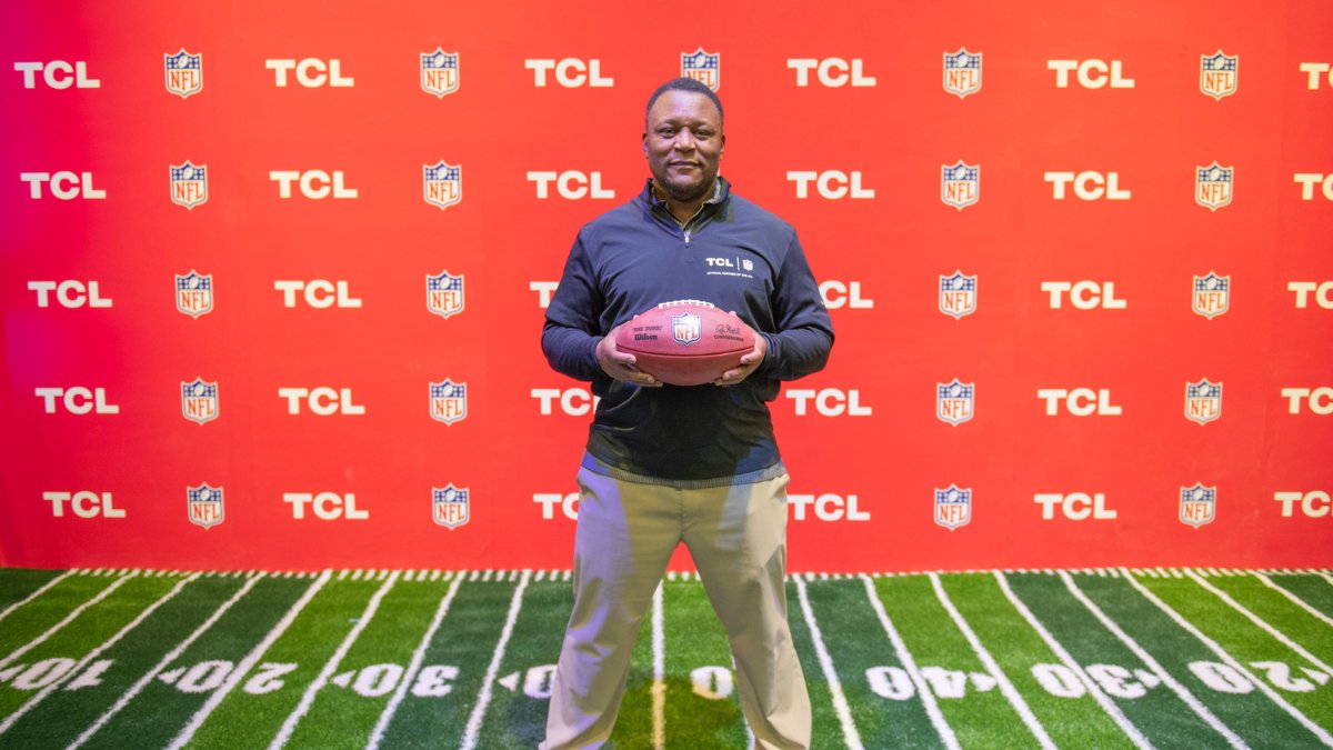 Some of the greatest to ever play in the @NFL came out to support our partnership at #CES2023! The best way to watch your favorite stars starts with TCL. #TCLxNFL 

@BarrySanders @CharlesWoodson @ErinAndrews @marshallfaulk @terrelldavis @PastorRandallC @Terrell_Davis 🏈 