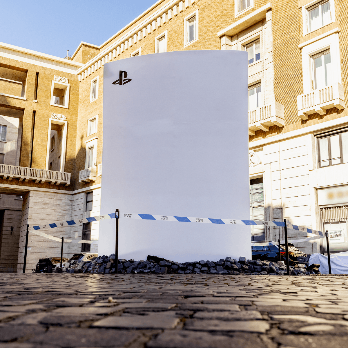 ‼️ULTIME NOTIZIE‼️ Una console #PS5 è apparsa a Via del Corso a Roma. L’installazione rimarrà nella capitale italiana fino al 5 febbraio. Linea agli inviati! #LiveFromPS5 