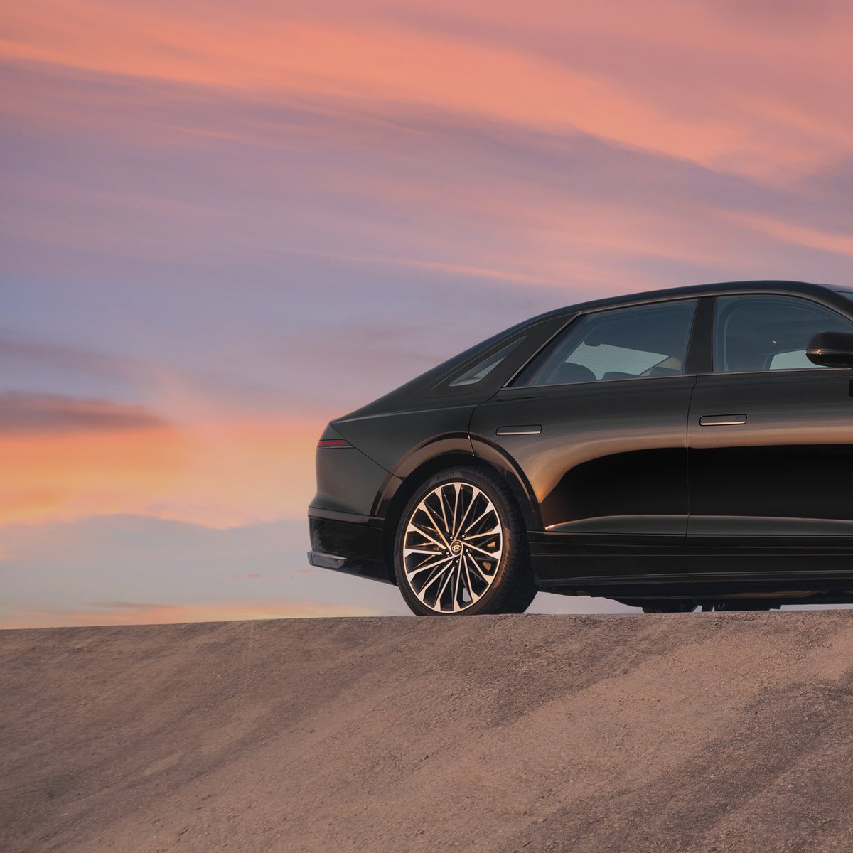Designed for your comfort. 
Enjoy a smooth drive in the Hyundai #AZERA.

#Hyundai #HyundaiAZERA #Car #CarPhotography #CarDesign #Sedan #Automotive 