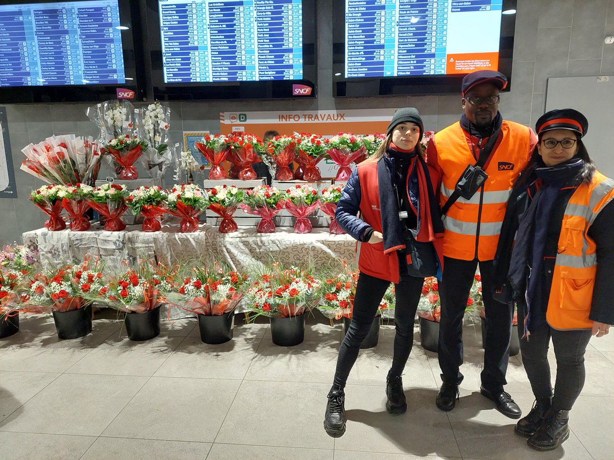 ♥ Les agents en gare de #Juvisy vous souhaitent une très bonne #SaintValentin 💛🥰

📍Le stand se situe en salle d'échange jusqu'à 20h ce soir 💐 