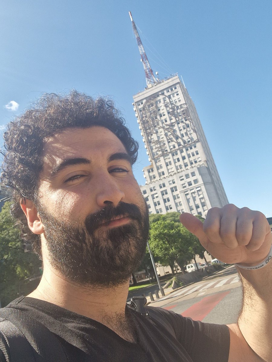 Aquí con Evita Perón comiendose una mega dibu 