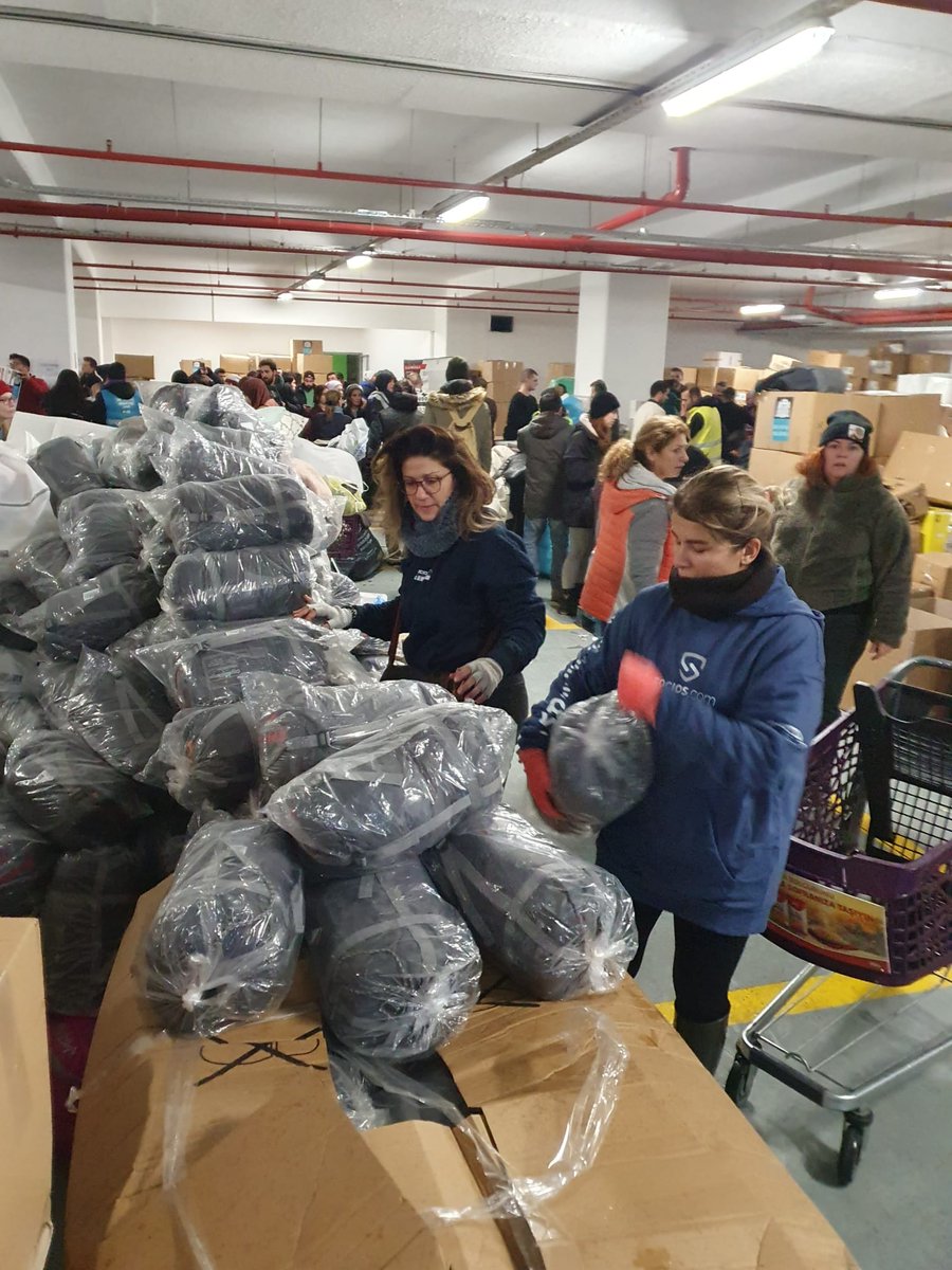 Socios Türkiye ekip arkadaşlarım 500 adet - 20 dereceye dayanıklı uyku tulumu ve genel ihtiyaç malzemesini tırlara yükledi.
Teşekkürler çocuklar
Türkiye için el ele 🇹🇷 