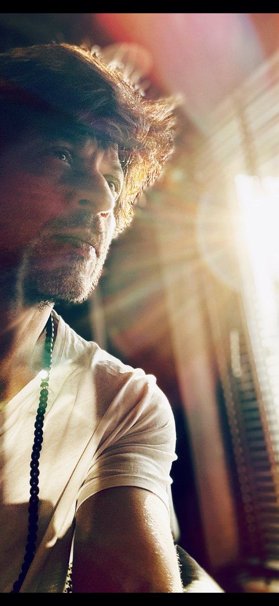 The Sun is alone….it Burns….and comes out of the darkness to Shine again.  Thank u all for letting the Sun shine on #Pathaan. 
