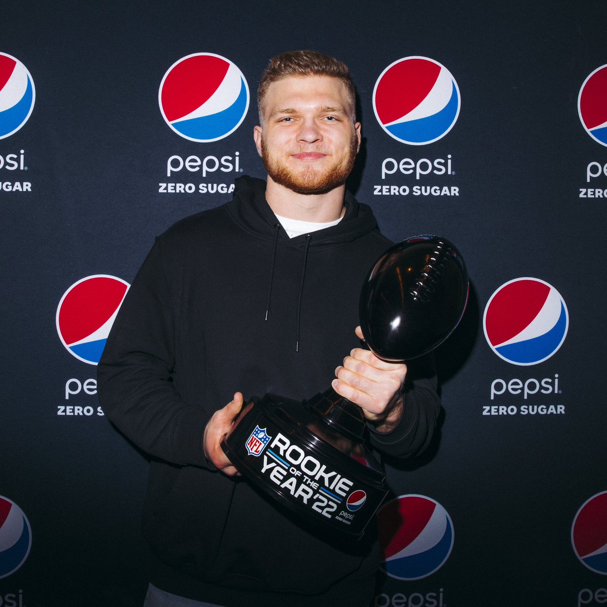 Such an honor to be named the 2022 @Pepsi Zero Sugar @NFL Rookie of the Year. To my teammates, coaches, family, friends, and most importantly the fans, your support means to much to me. Couldn’t have done it without you. Thank you 🙏🏼

#PepsiROTY 
#OnePride 
