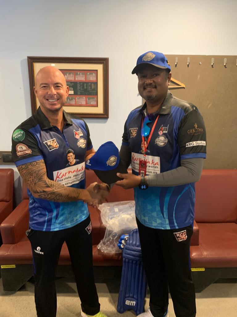 Very proud moment for me being the MENTOR of the VIJAYANAGARA PATRIOTS team of KANNADA CHALANACHITRA CUP cricket tournament handing over the team CAP to Mr HERSCHELLE GIBBS one of the great international cricket player of SOUTH AFRICAN cricket team, 