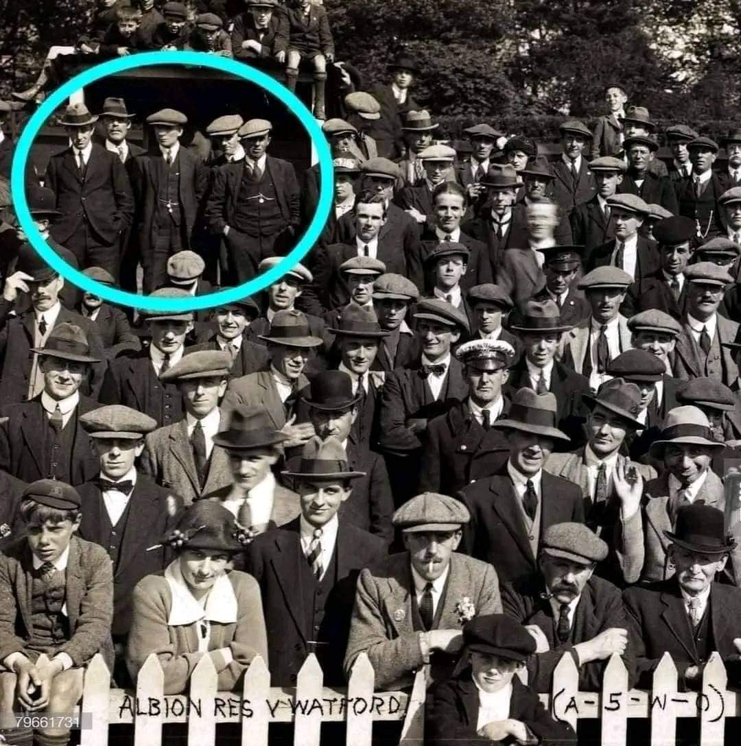 1920: Quando os Peaky Blinders foram vistos em uma partida entre West Brom e Watford. 👀 