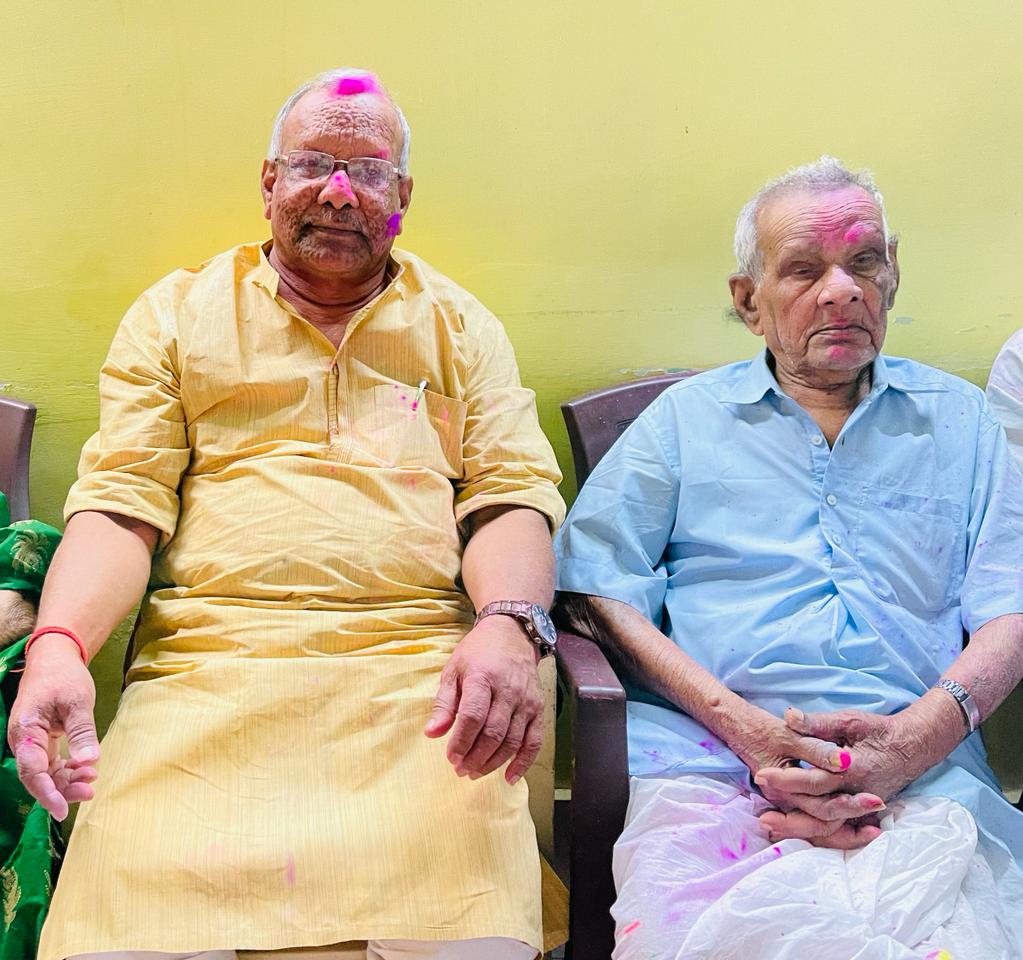 मेरे बाबू जी अब हमलोगों के बीच नही रहे ।
ईश्वर उन्हें श्री चरणों में स्थान दे

आप बहुत याद आयेंगे बाबू जी ! 