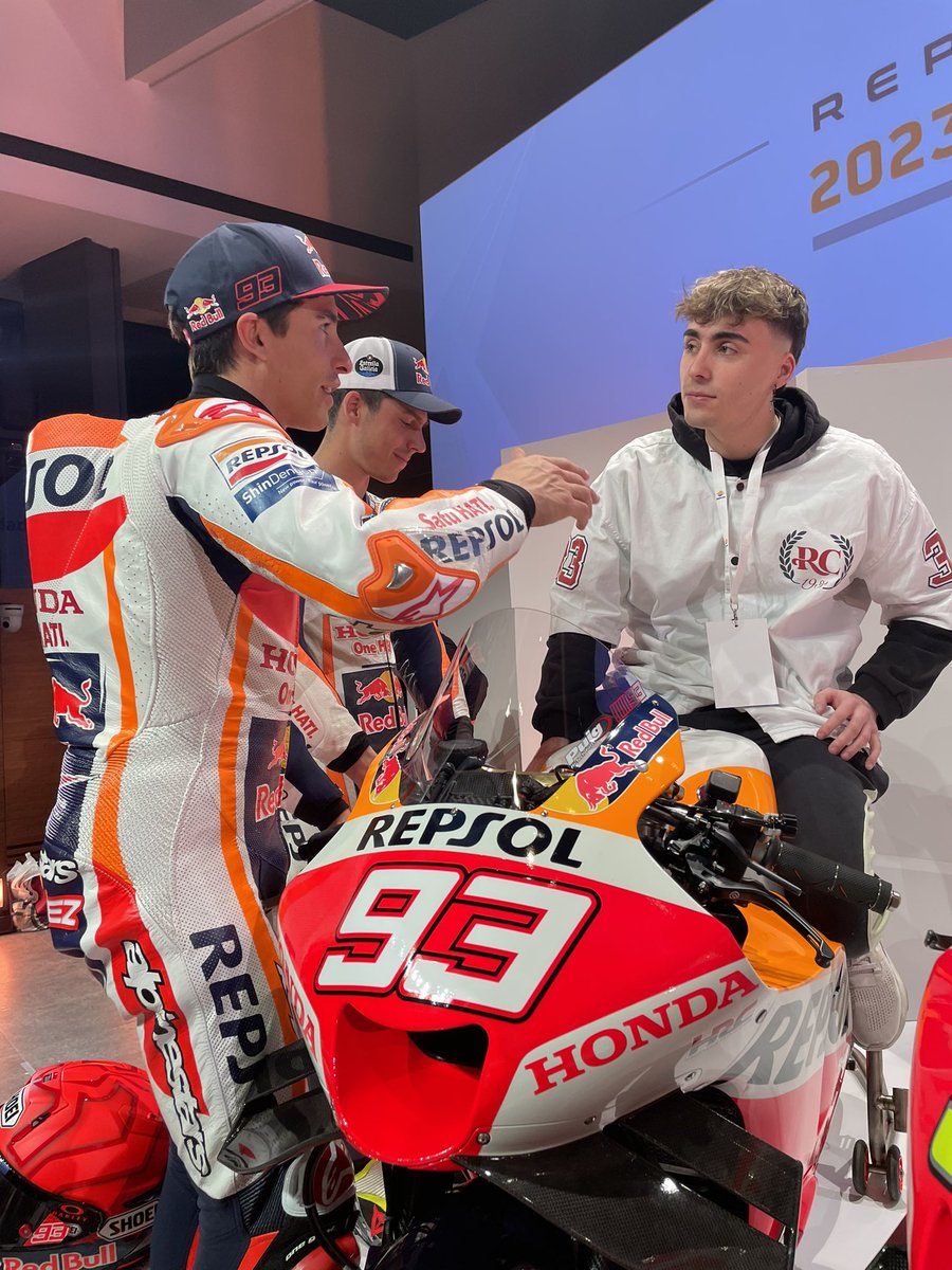 🤩@Karchezzz ha conocido a @JoanMirOfficial , @marcmarquez93  y la RC213V 2023😏

#RepsolHonda2023 