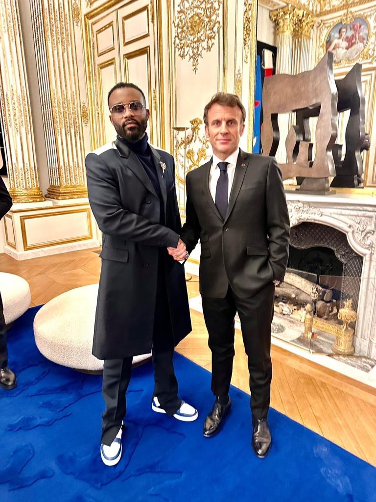 Heureux d’avoir rencontré le Président de la République Française, Emmanuel Macron. 
Un moment privilégié où nous avons pu échanger sur la situation dramatique qui sévit à l’Est du Congo, ainsi que de la place de la musique congolaise auprès de la jeunesse. 