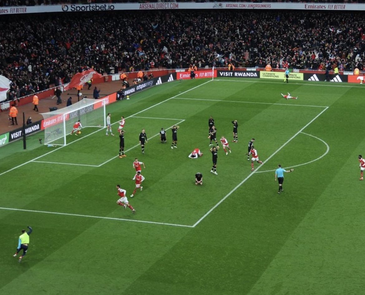 The more you look at this pic, the more you see.

Gabriel collapsed, Odegaard flat on the floor, White trolling Neto, Jorginho charging on. Saliba going….somewhere.

Nelson is the calmest of everyone 😂 