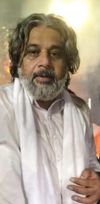 صاحبزادہ حامد رضا سربراہ سنی اتحاد کونسل کئی گھنٹوں سے روڈ پر پولیس کی بدترین شیلنگ کا سامنا کرتے ہوئے ڈٹ کر کھڑے ہیں۔
 
خان صاحب! آپ کے اچھے وقت کے نہیں برے وقت کے ساتھی ہیں اور ساتھ کھڑے رہیں گے۔ 