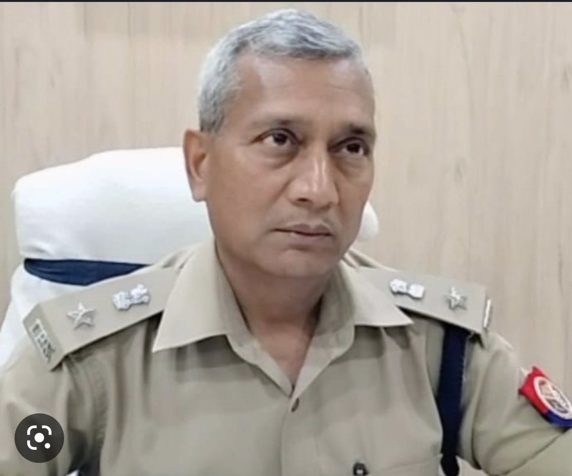 नोएडा में तैनात पुलिस अफ़सर के खिलाफ़ पीएमओ में शिकायत की गई, शिकायत की गंभीरता को समझने के लिए चिट्टी पढ़ लीजिए... आरोप को पढ़कर रूह कांप जाएगी...

राम बदन सिंह 2016 से 2020 तक तकरीबन प्रवर्तन निदेशालय दिल्ली में डिप्टी डायरेक्टर थे...मूलरूप से यूपी फतेहपुर के हैं। 