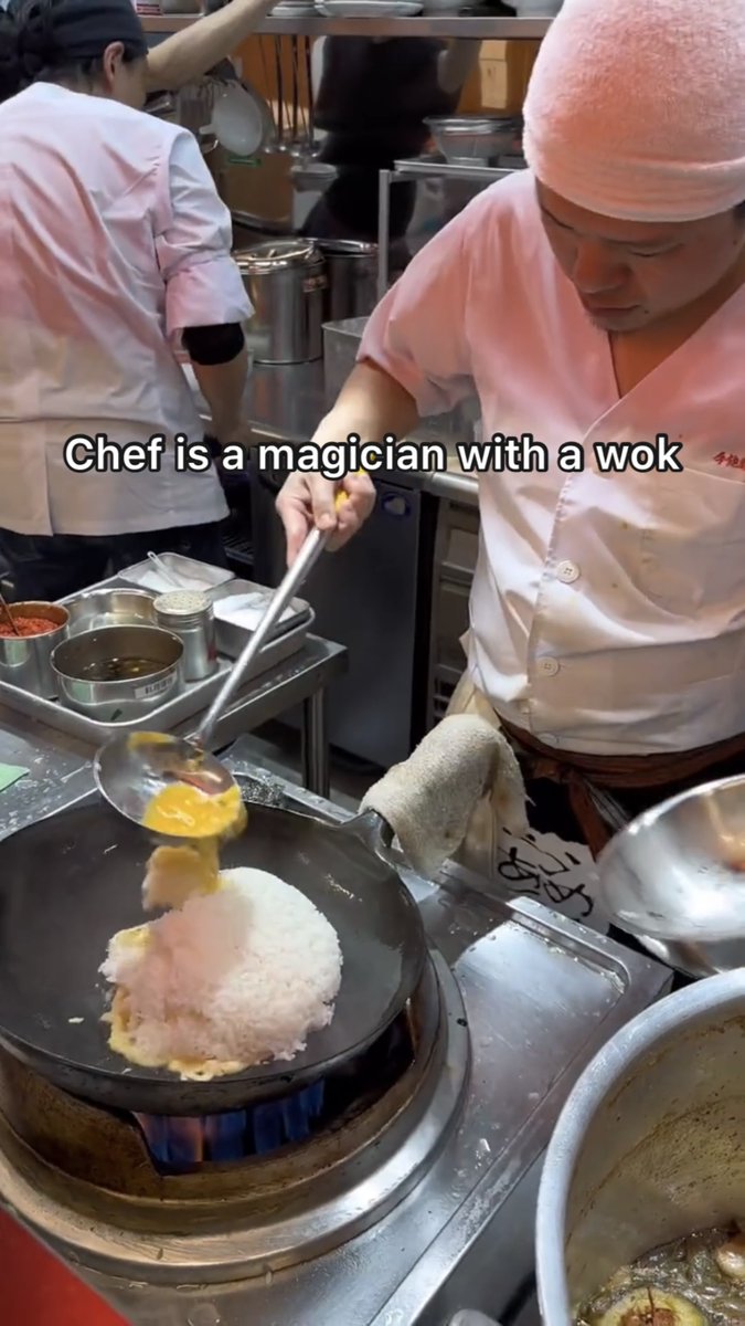 We’re with Niiyama Naoto, who is a magician with a wok. ✨🪄
Not a grain of rice to spare… 👌

#foodporn #food 