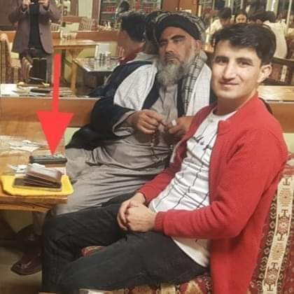 مفتی صاحب سے جب پہلی بار ترکی میں ملاقات ہوا تو مفتی صاحب  نے جیب سے ایک موبائل نکالا سادہ نوکیا موبائل تہ مفتی صاحب نے بولا آپ چیک کر اس میں سگنل نہیں ہے  ایک ہفتہ ہو گیا ہے کس کے ساتھ بھی میرا رابطہ نہیں ہوا میں نے مفتی صاحب کو بولا یہ موبائل اور یہ سم یہاں کام نہیں کر رہے ہیں، 