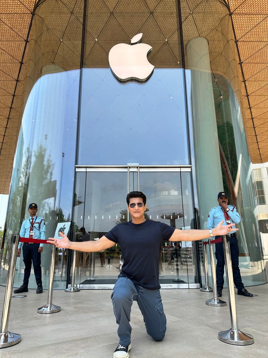 1st Apple Store in India.
Opens tomorrow in Mumbai.
But you get a complete 360 degree of the store in my exclusive video. 
Coming up in the next few minutes. 
How did they marry Indian sensibilities with Apples International feel? 
That and a lot more answered in the video 