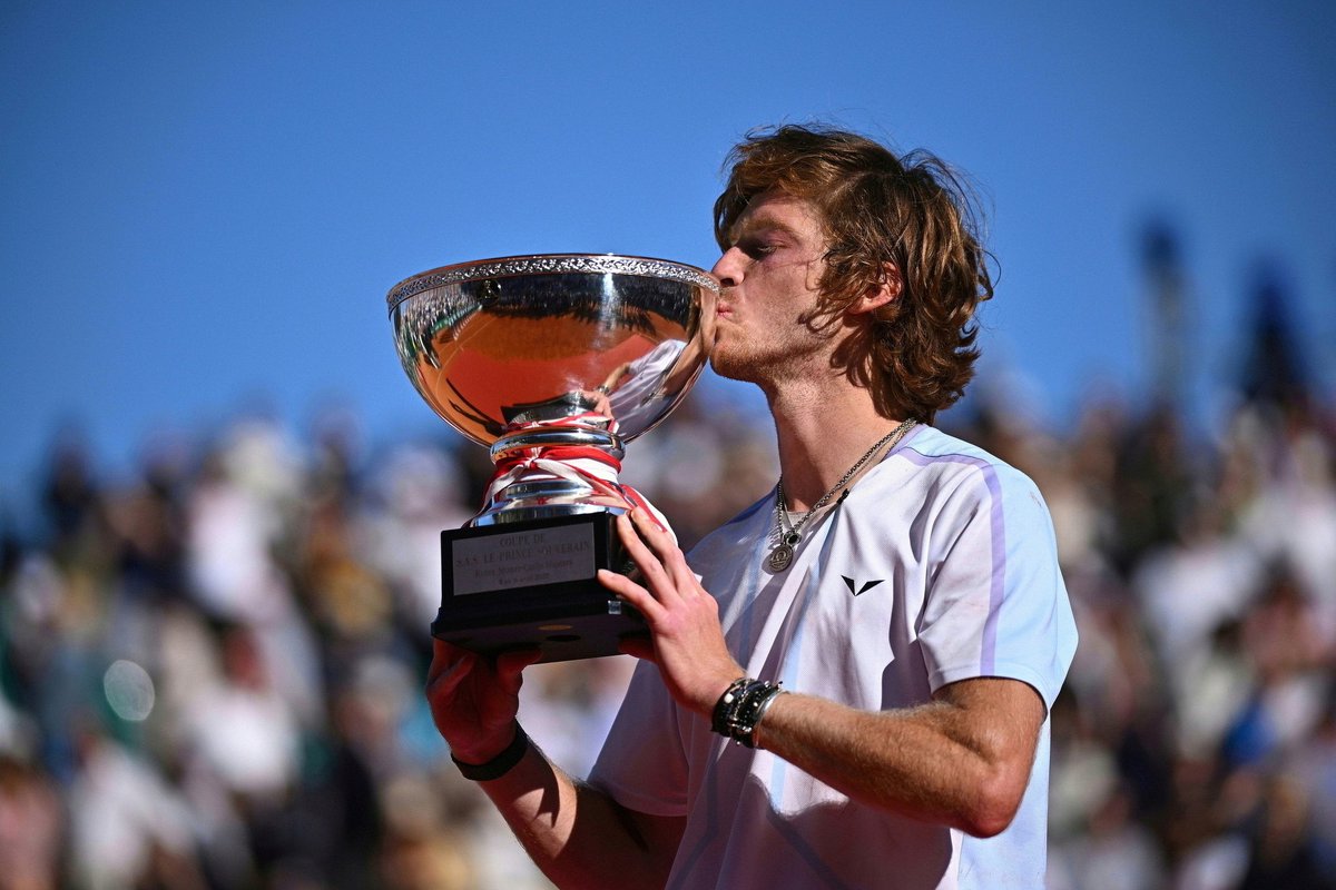 I was struggling so much for this moment🖤 First masters 1000 title in Monte Carlo @ROLEXMCMASTERS #13 