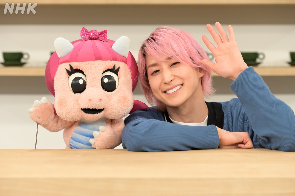 【 #みんなの手話 新ナビゲーター🌸】

明日から佐久間大介さん（Snow Man）が登場。放送日は、金曜の午前11:30にお引越し（←ここ大事） #Eテレ で放送です。

1回目のテーマは「手話の世界へようこそ！」です。

▼番組の情報はこちら▼
https://t.co/uKxP3zuuUU

▼左・シュドラといいます▼ 