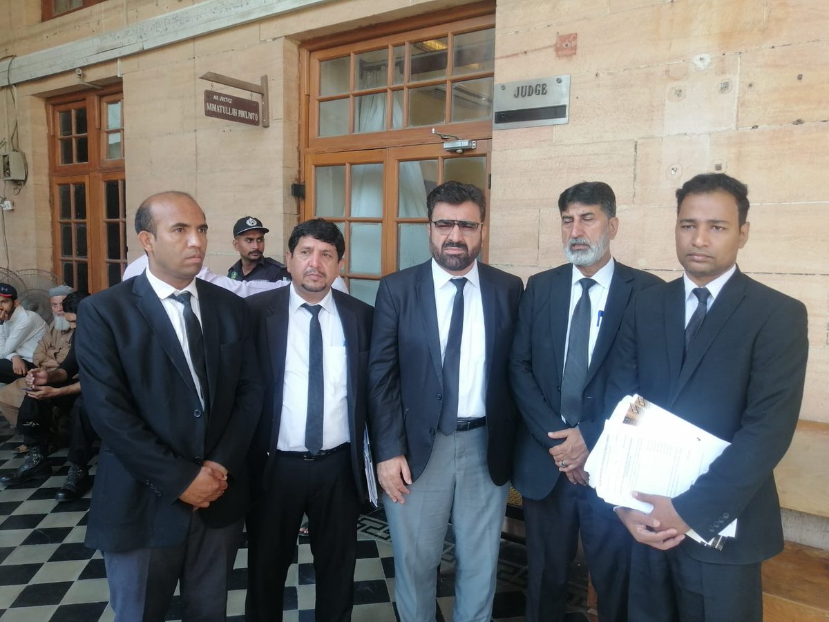 سندھ ہائیکورٹ۔
پی ٹی آئی سوشل میڈیا کارکنوں کی گمشدگی کا معاملہ!
پی ٹی آئی ورکرز ارشد صدیقی اور مدثر رحمان گھر واپس آگۓ۔ فہد صدیقی سے ابھی تک رابطہ نہیں، پی ٹی آئی کے وکلا نے کارکنوں کے بارے میں  عدالت کو آگاہ کردیا۔فہد صدیقی کی گمشدگی کی ایف آئی آر درج کرانے کا حکم۔ 1/3 