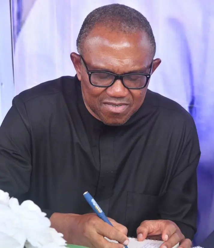 Peter Obi donates N10m to varsity in Anambra
https://t.co/sjbSwrvRiA 