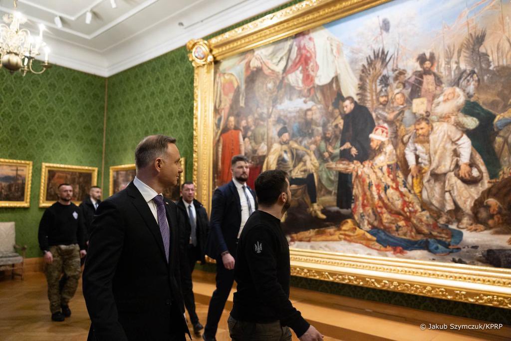 "Volodymyr Zelensky looking at things... in Warsaw".

But this "thing" is special. Jan Matejko's painting, depicting boyars of the Russian tsar Ivan the Terrible kneeling before the Polish king Stefan Batory at Pskov. And begging for peace.

Photo credit => @jakub_szymczuk 