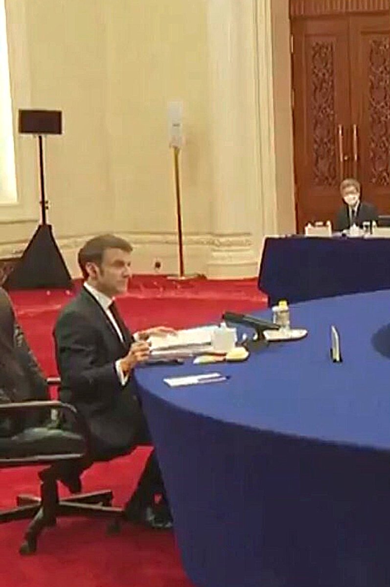 🀄SUPPLICE CHINOIS
Dans une réunion entre chefs d'État, le moindre détail est prémédité.
A fortiori avec les dirigeants chinois.
😂Macron et Leyen ont écopé de chaises de bureau à roulettes, instables, trop basses par rapport à la table,et sans espace pour glisser leurs jambes... 