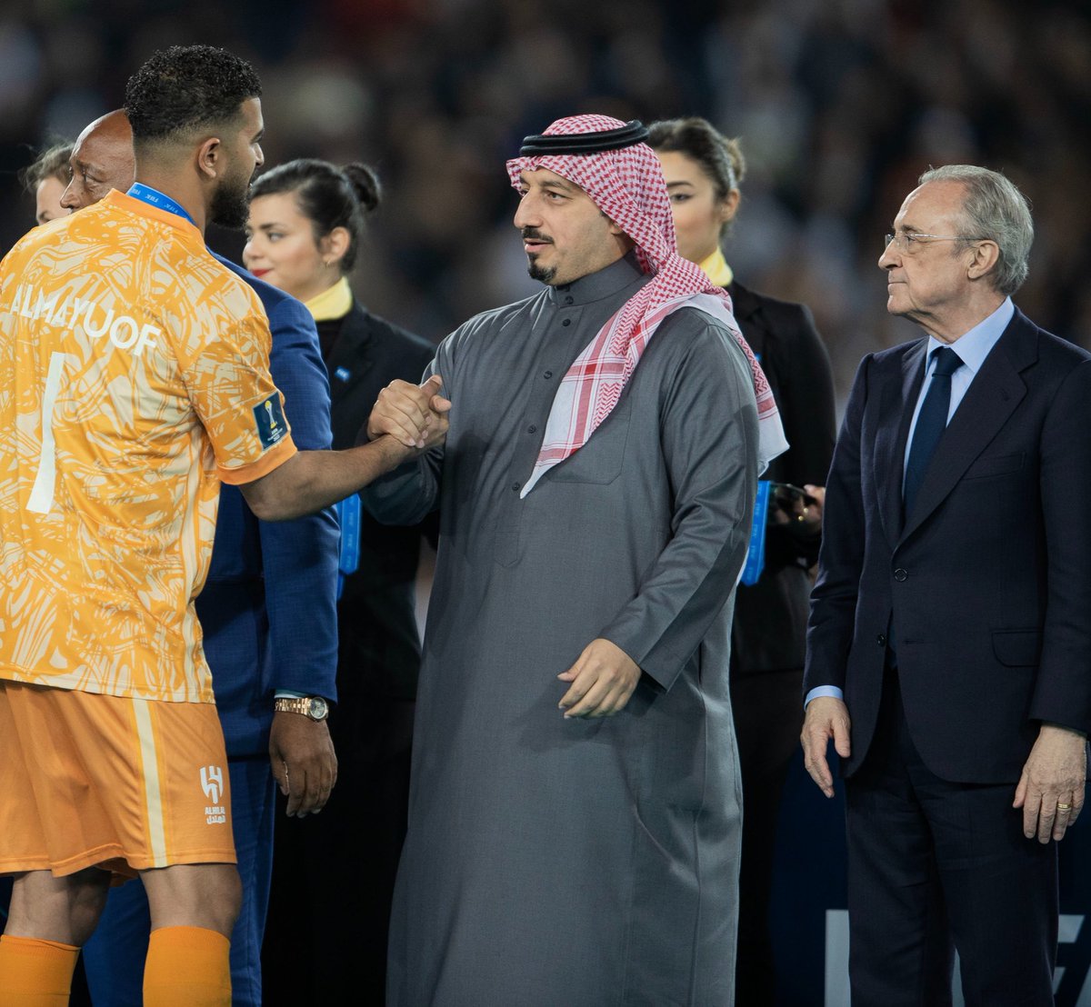 الفريق اللي وصلك للمحافل العالمية
ما يتمنى يشوفك مرتز فيها مرة ثانية

بنعلب نهائي القارة في شوال، وبنفرح به باذن الله، وبعد ذلك سنحظى بشرف تشرف الوطن باستضافة المونديال..ما نتمنى نشوفك هنا او هناك، وكأنك جزء من هذه الانجازات ..انت مجرد عقبه من العقبات اللي نتجاوزها @Yalmisehal 