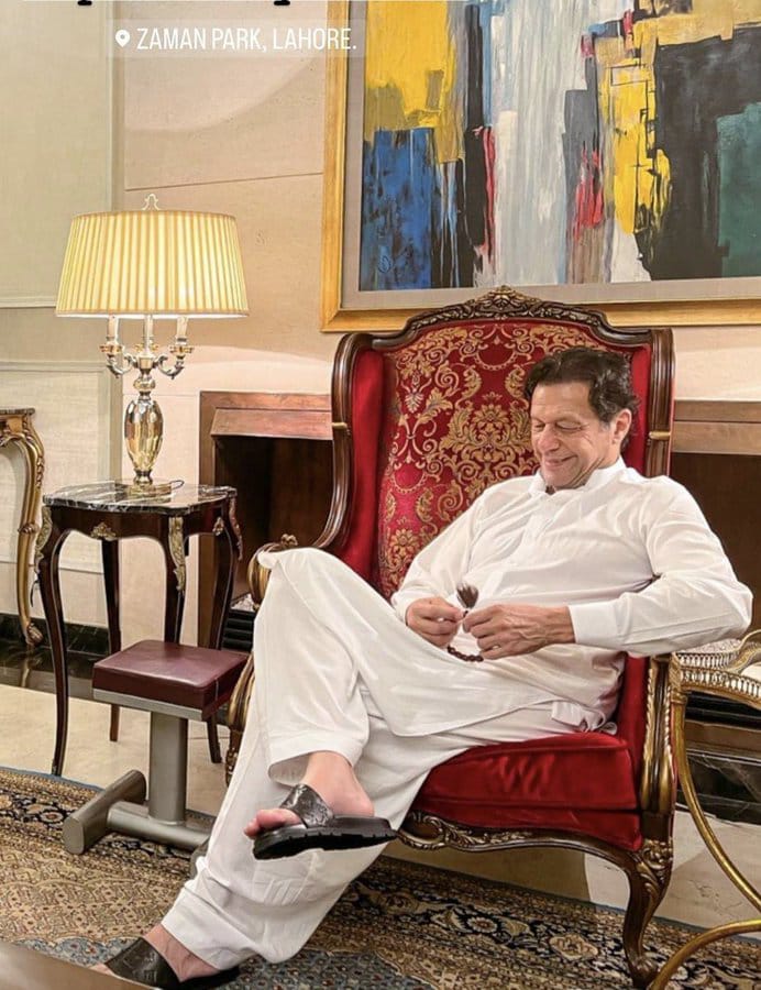 ٹھیک ایک سال پہلے ڈائیری لیکر نکلنے والا لیڈر جس نے کہا کوئی رہ تو نہیں گیا جو خلاف نہ ہوا ہو
آج اللہ تعالیٰ کی مدد سے سب کیلے درد سر بن گیا 
انشاءاللہ بہت جلد دوبارہ اپنے عوام کی طاقت  اور اللہ تعالیٰ کی مدد سے وزیراعظم پاکستان ہوگا 