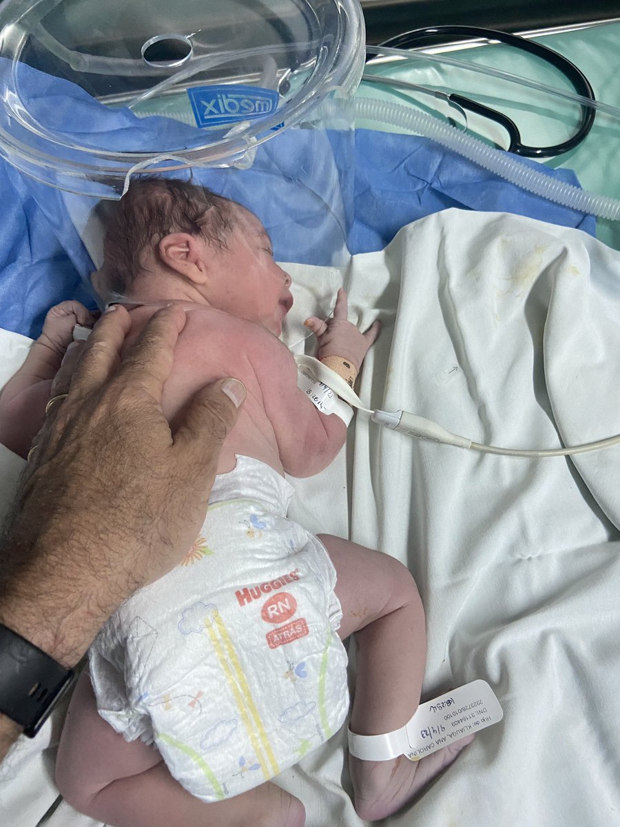 Día de liberaciones, resurrecciones y nacimientos. Llegó nuestra hija, y se llama Eva, como mi mamá. Costó un poco, pero salió todo bien y Ana y yo estamos felices y agradecidos con el doctor Ortega y su  equipo.
Argentinita que vienes al mundo, te guarde Dios... 