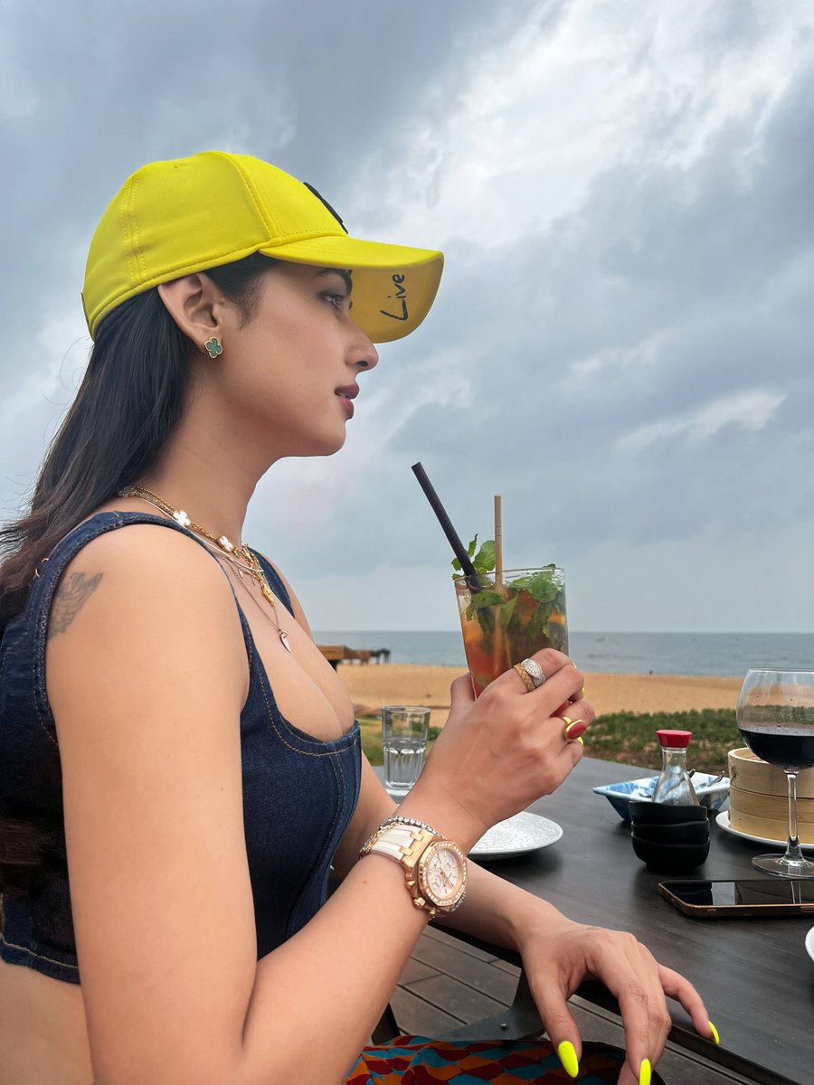 𝓛𝓲𝓿𝓲𝓷' 𝓛𝓾𝓬𝓴𝔂🍀🧿 
#love #SonalChauhan #lucky #GOLD 