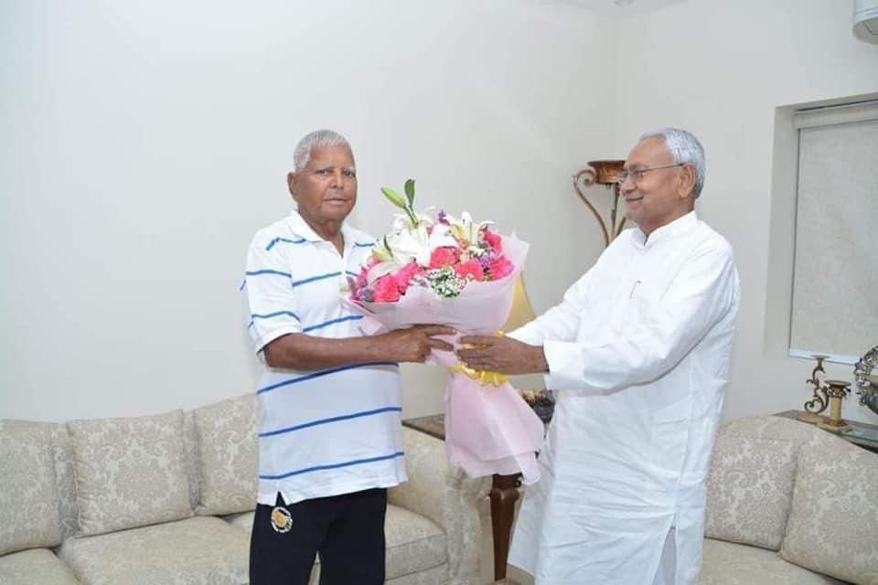 लालू जी शरणं गच्छामि !

इस फोटो के माध्यम से नीतीश बाबू कह रहे हैं-भाई साहब आप सही थे और मैं ग़लत था । मुझे माफ़ कर दीजिए ।

नीतीश बाबू ,बिहार की जनता, आपके समर्थक, शुभचिंतक इस फोटो का क्या अर्थ निकालें?

1.क्या आप श्रीमान लालू जी को यह कह रहे हैं की भाई साहब 1994 के बाद मैंने जो 