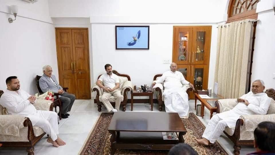 दिल्ली में नीतीश बाबू !

आजकल दिल्ली में नीतीश बाबू के पैर थिरक रहे हैं। कल राजद सुप्रीमो श्रीमान लालू जी की शरण में और आज कॉंग्रेस सुप्रीमो श्रीमान राहुल गांधी जी के बग़ल में।

बहुत आनंद आ रहा है न नीतीश बाबू ! 

लेकिन ज़रा समाजवाद के अपने पुरखों - डॉ॰राम मनोहर लोहिया जी 
